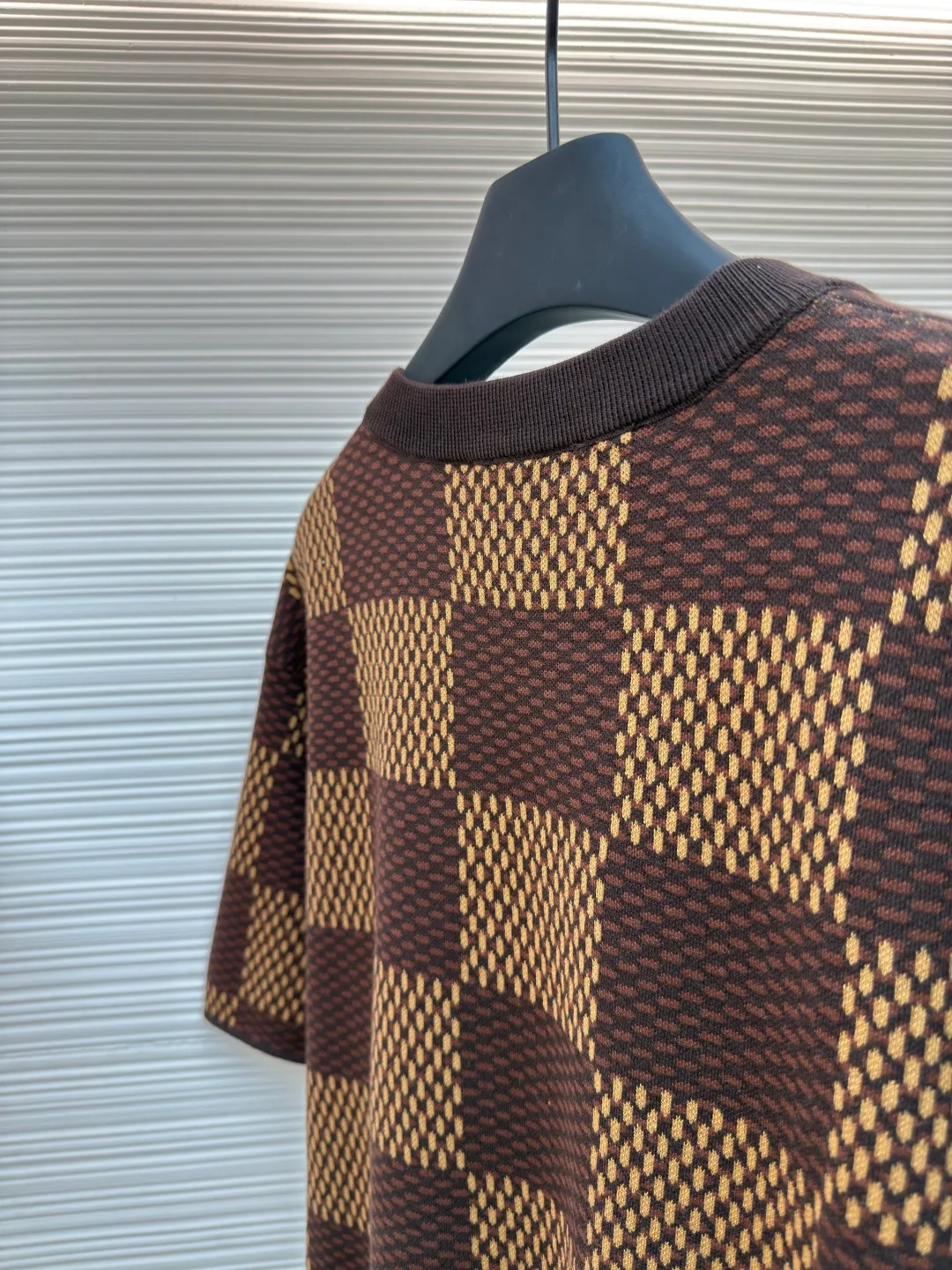 LOUIS VUITTON plaid beaded woolen short sleeves ●Authentic product: Purchased and developed at 9950 ●Item number: 1680085-B05 ●Fabric: wool fabric ●Technology: knitting ●Version: fitted version ●Weight: about 330 grams ●Size: XS-S-M-L ●Description: The wool material is made of 100% fully combed cotton yarn, and the fabric piece is woven using a Stoll 16-needle ultra-fine machine imported from Germany worth 47W. It is woven at a parallel and even speed with reference to the original three-color jacquard structure. Each piece takes 270 minutes. During the weaving, 7 sand spits are used to alternately knit back and forth. The number of knitting rows for a single front garment hanging wool is as high as Line 6352... Only after random inspection can we carry out seam selection, washing, and hand-ordering of the original main label, wash mark, details down to the height of the wash mark, stitching method, and final ironing. Only after a general inspection can we package and ship. It is not like those ordinary computerized flat knitting machines. In order to rush the goods, the speed is turned to the limit, and the stitches of the knitted garments are different in size, code, and patterns. The overall wiring is straight and delicate, the fabric is comfortable and soft, and the color is consistent without color difference. It can be matched with the same style to create a fashionable look and control various occasions. Customized accessories, complete with three standards, same style for men and women!